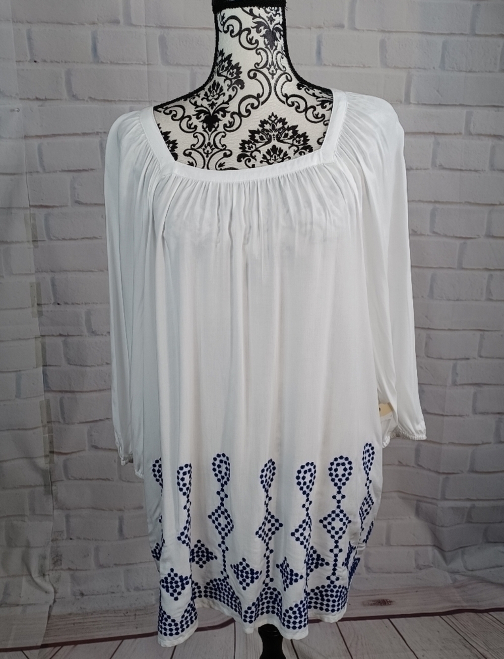 St. Johns Bay women's long sleeve dot stitched design size 1x semi sheer top b11
